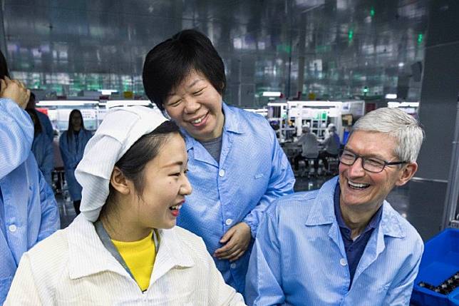 Apple CEO Tim Cook visited AirPods' Chinese supplier Luxshare Precision Industry in December 2017. Luxshare’s stock has shot up more than 200 per cent this year. Photo: Weibo