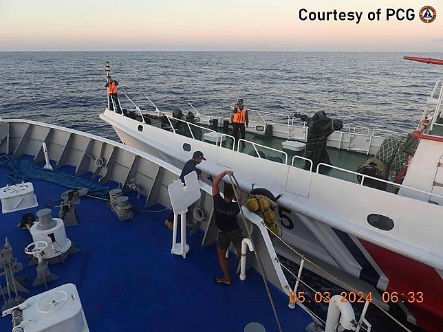 菲律賓海岸防衛隊指控大陸海警船以「危險動作和攔截」導致碰撞。（圖／美聯社）