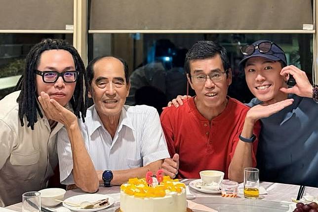 張瑞夫（右起）和爸爸、阿公及弟弟，在重要節日時都會安排聚餐慶祝。翻攝reefchang IG