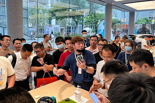 FILE PHOTO: Huawei Mate 60 in Shenzhen