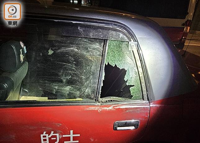 的士車門有刮花㾗迹，「雞翼」車窗遭擊碎。(沈厚錚攝)