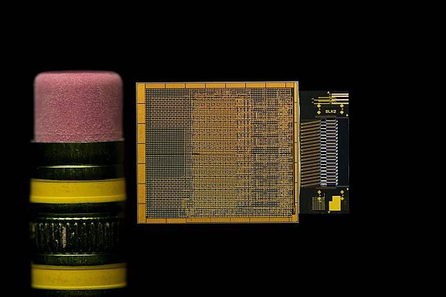 英特爾展示首款全面整合光學 I/O 小晶片，旨在擴大 AI 工作負載