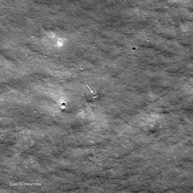 俄羅斯探月器月球25號墜毀，美國NASA拍到月球表面出現之前沒有的坑洞(箭頭處)。(圖擷自NASA官網)