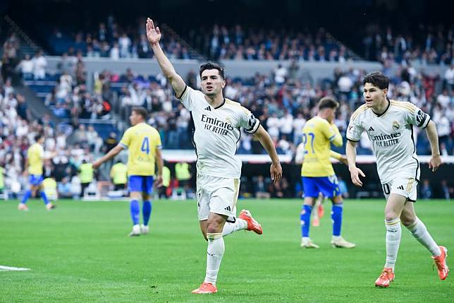 Real Madrid's Brahim Diaz (L) celebrates after scoring an opening goal during the Spanish league (La Liga) football match between Real Madrid and Cadiz CF in Madrid, Spain, May 4, 2024. (Photo by Gustavo Valiente/Xinhua)