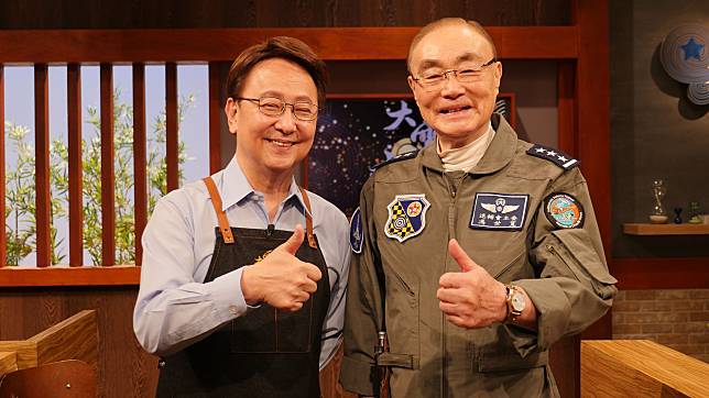 馮世寬(右)日前穿三星軍裝接受MOMOTV節目《大雲時堂》主持人李四端(左)專訪。（MOMOTV 75台提供）