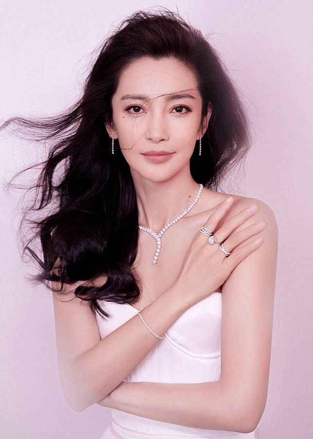 李冰冰 李冰冰「50露」胸降武漢氣質爆燈網民狂Like | on.cc 東網| LINE TODAY