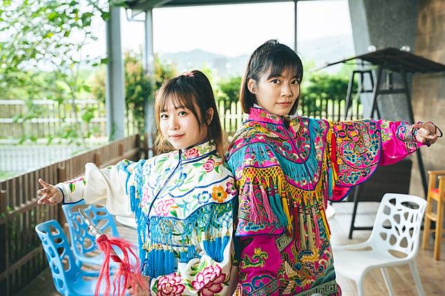 鄭茵聲(陳映月)、林雨宣(陳映君)姐妹齊心準備比賽