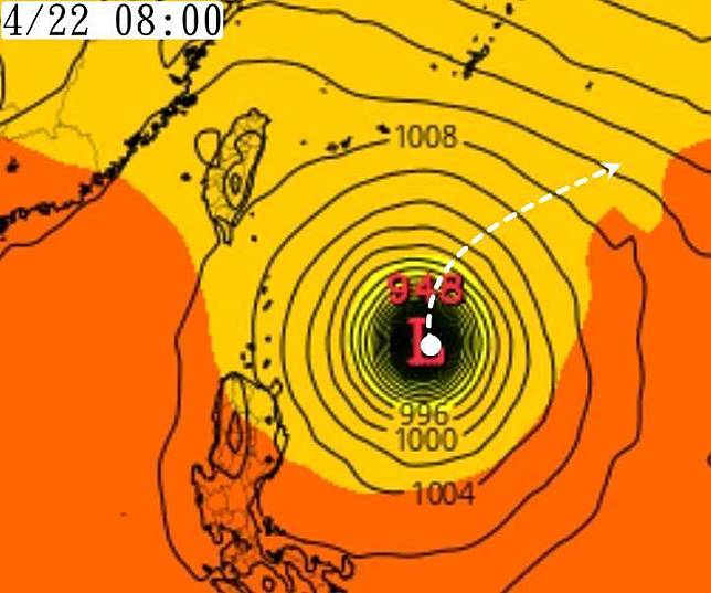 《觀氣象看天氣》提到，西修的主要原因在於北方槽線稍提前北收，颱風北側的高壓勢力減弱速度較慢。(圖取自臉書《觀氣象看天氣》)