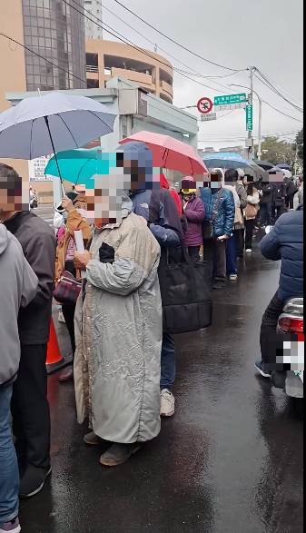 民眾在雨中排隊領連署書。(圖擷取自 臉書)