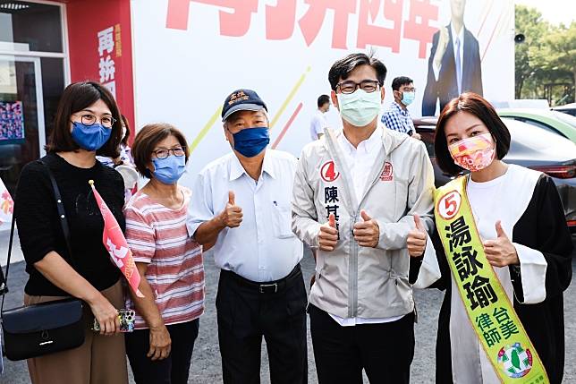 陳其邁(右二)籲支持前新苓綠提名唯一女性湯詠瑜(右一)。   圖：淂詠瑜競總提供