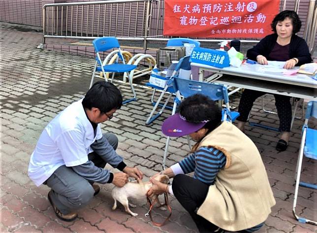 台南市動保處到各區實施狂犬病疫苗巡迴注射情形。 （動保處提供）