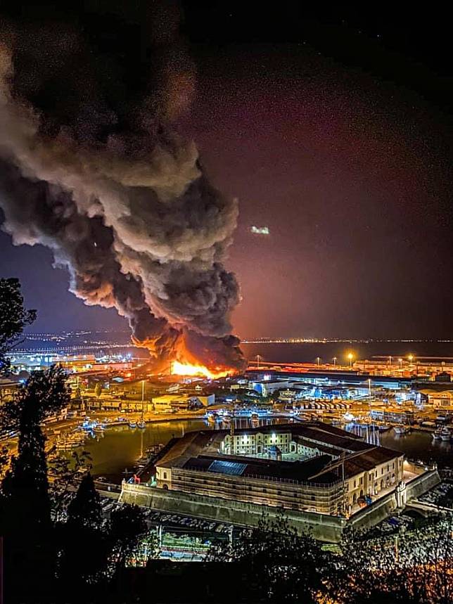 安科納市（Ancona）位於義大利的亞得里亞海（Adriatic Sea）沿岸，火勢竄起形成一團巨型的蕈狀雲。   圖片來源：擷取自twitter