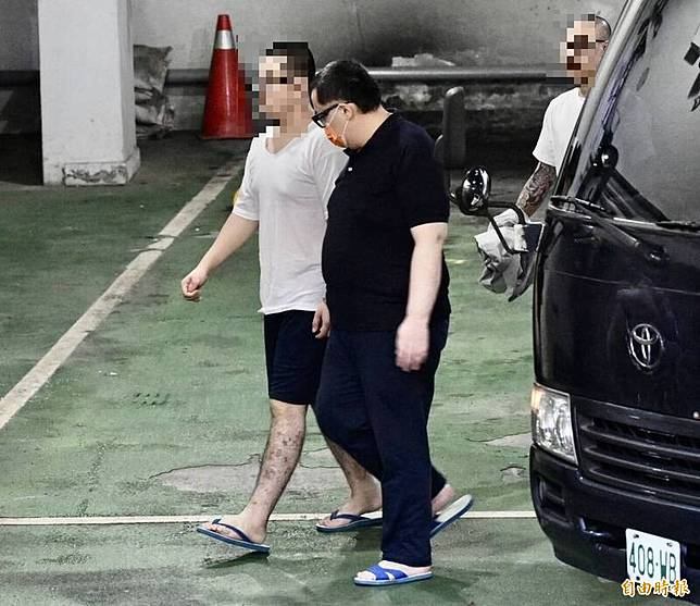 台北地檢署偵辦前民進黨黨工涉共諜案，10日偵查終結起訴黃取榮、吳尚雨、邱世元、何仁傑。在押的邱世元(中)步下囚車移審台北地方法院。(記者羅沛德攝)