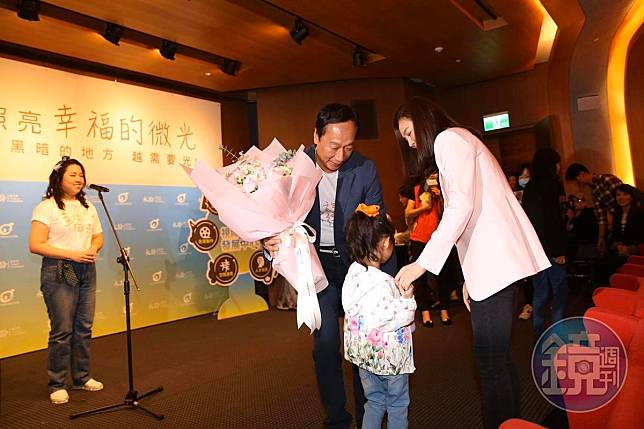 郭台銘以神祕嘉賓身分出現在活動現場，一出場立刻獻上一大束鮮花，小女兒QQ也立刻向郭台銘討抱抱。