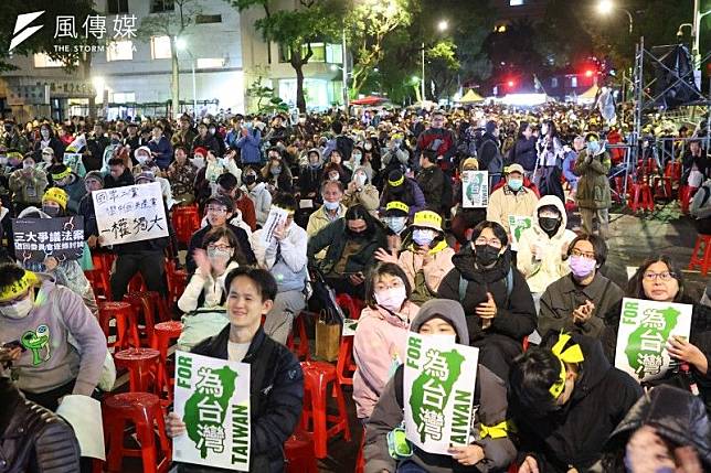 民進黨支持者20日於立院外舉行「冬季青鳥在台北」集會活動，國民黨立委葉元之表示，民進黨當天其實一度想讓青鳥衝進來。（資料照，顏麟宇攝）