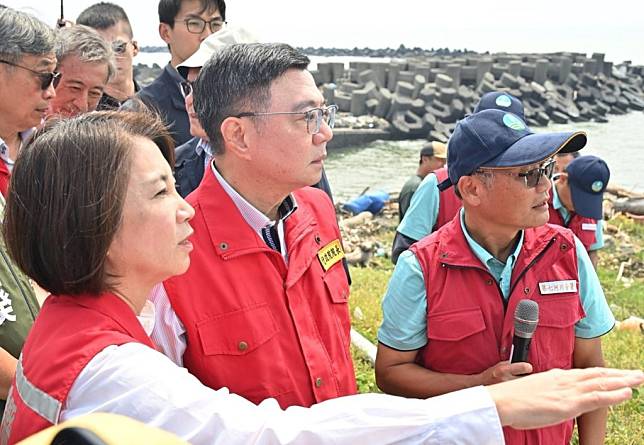 行政院長卓榮泰（中）南下屏東視察山陀兒颱風災情。（記者毛莉攝）