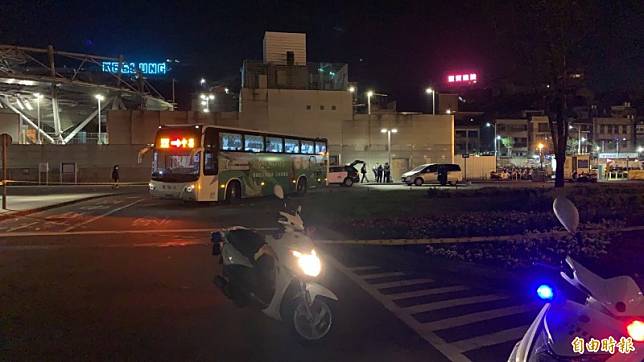 國光客運今晚在基隆火車站北站外輾死路人，警方到場採證，疏導車流。(記者林嘉東攝)