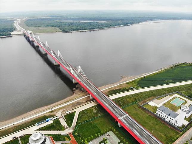 This aerial photo taken on Aug. 11, 2023 shows the Heihe-Blagoveshchensk cross-border highway bridge as seen from the city of Heihe, northeast China's Heilongjiang Province. (Xinhua/Wang Song)