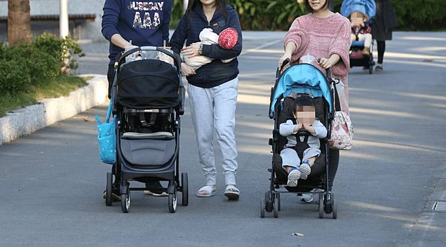 行政院啟動「0-18歲全程支持」，推育兒假、育嬰住宅減稅。（資料畫面）