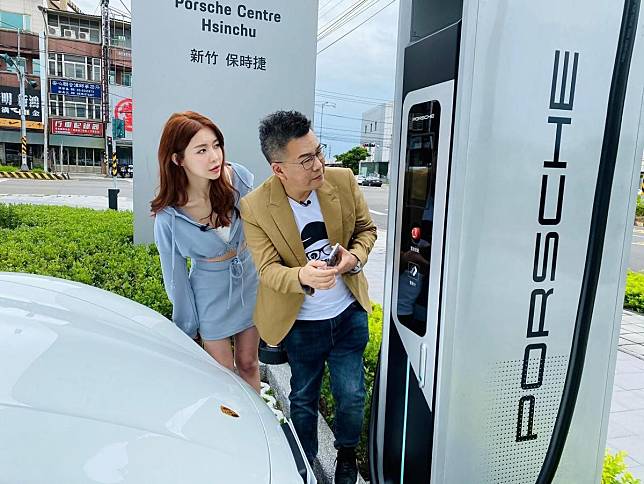 Yuri及沈玉琳開著電動跑車挑戰南下新竹及苗栗。（TVBS提供）