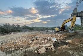 河川地遭棄置廢棄物現場照片。 圖 / 台中地檢署