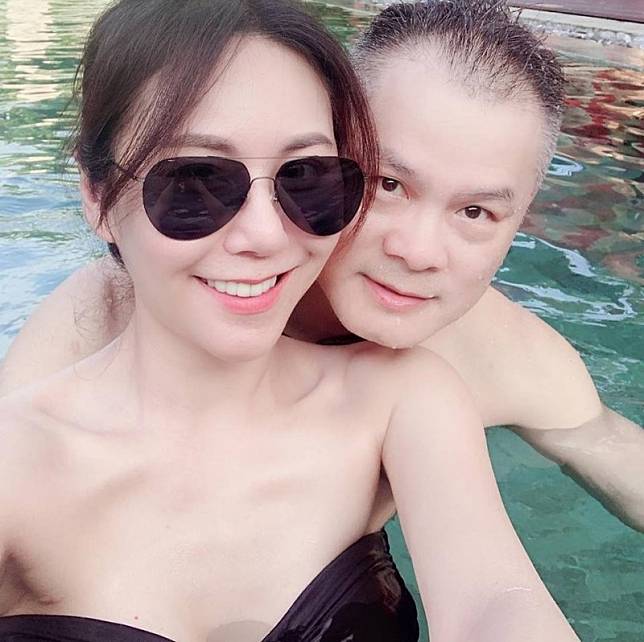 洪曉蕾(左)出國度假，並曬出與男友人親密合照。(翻攝自臉書)