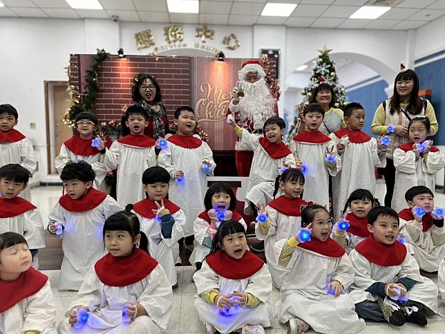 基隆若石幼兒園的小朋友們帶著聖誕的祝福走進市府大廳報佳音，並共同點亮耶誕樹。（教育處提供）