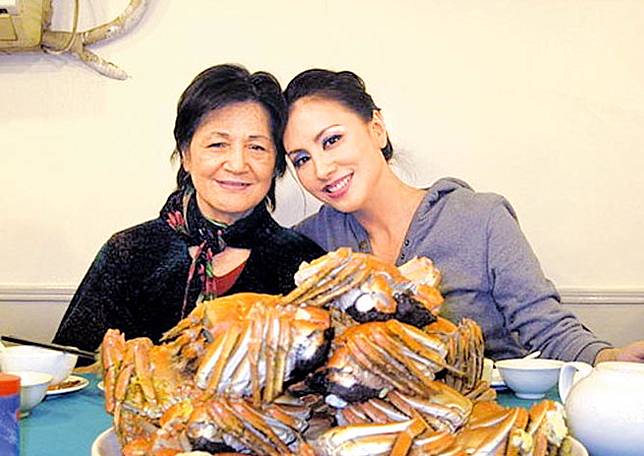 田麗(圖右)從小與母親感情深厚。(中時資料照)