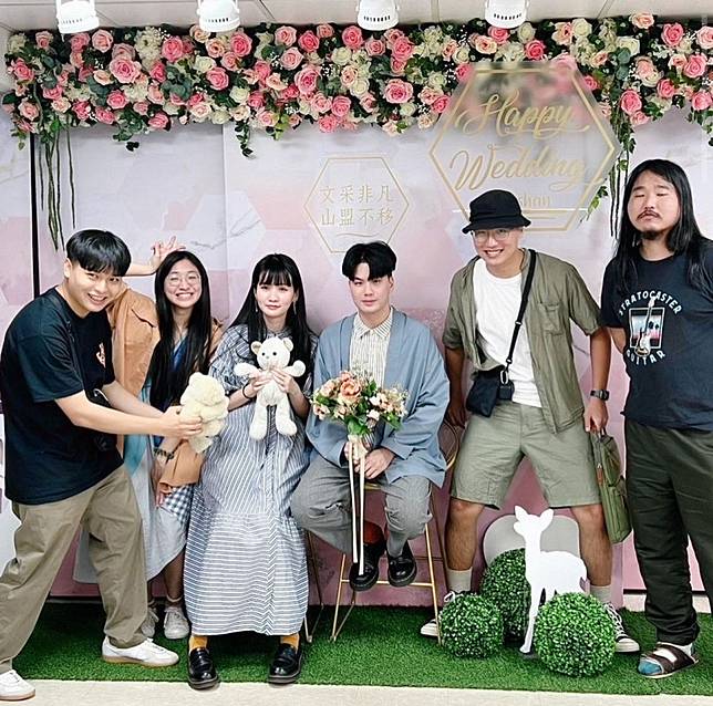 老王樂隊貝斯手廖潔民(右三)結婚，所有團員一起見證送上祝福。(翻攝自IG)