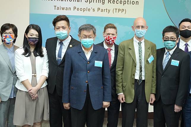 台北市長、民眾黨主席柯文哲29日出席民眾黨國際新春酒會，與各國駐台使節交換意見。(民眾黨提供)