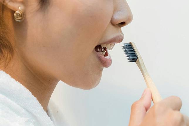 牙醫師指出，許多人習慣在刷牙前先將牙刷沾濕，這個看似合理的動作，其實會降低牙膏的防蛀效果。（圖／翻攝自pexels）