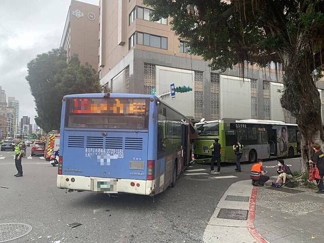 台北市一輛大都會客運49路公車今天上午行經忠孝東路一段右轉鎮江街口時，原本在行人穿越道前停讓行人，卻被尾隨在後的大有巴士212路公車追撞，往前移動超過一個公車車身，除將一名路人捲入車底，還撞上對向的計程車與機車。(記者王冠仁翻攝)