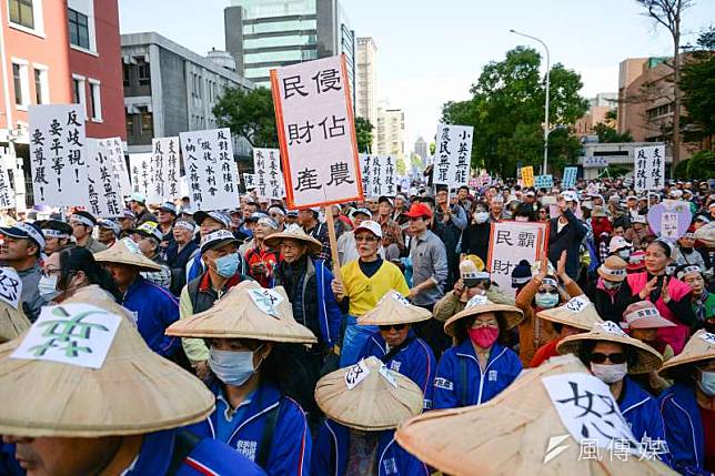 農田水利會改公務機關，國民黨極力反對，曾於2018年初時動員萬人包圍立法院抗議。（資料照，甘岱民攝）