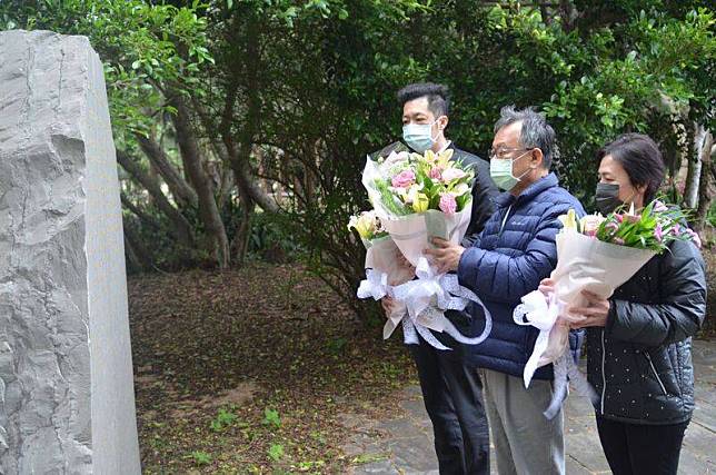 澎湖縣長賴峰偉（中）2日到林投公園的華航空難紀念碑向罹難者獻花致意，表達追思。 中央社 111年4月2日  
