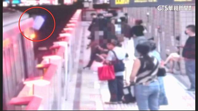 誇張！北捷夫妻吵架「扛行李箱丟軌道」　列車緊急停駛 | 