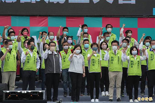 總統蔡英文(第1排左4)為競選連任的台南市長黃偉哲(第1排左3)站台，呼籲台南鄉親團結，拚出台灣第1名。(記者劉婉君攝)