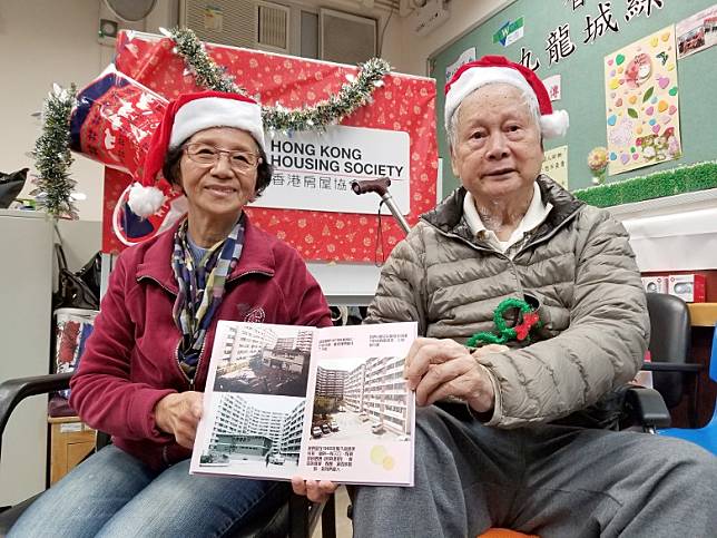 李炳霖及其妻蔡雪瓊的「人生紀念冊」。