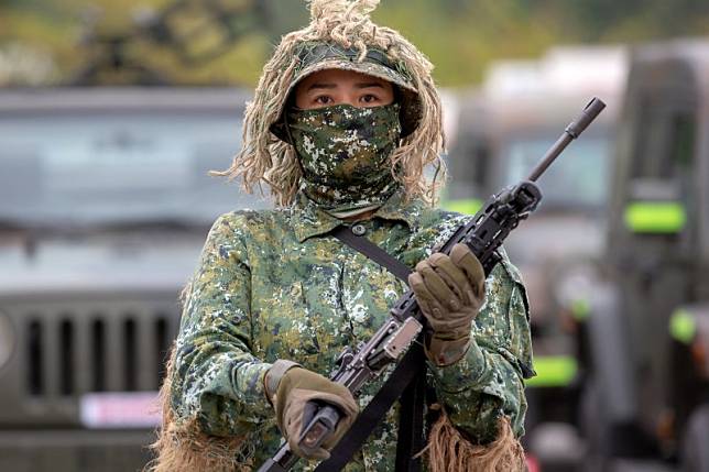陸軍台東地區指揮部戰備部隊21日進行演練，狙擊手簡佩華上士成為一大亮點。（總統府提供）