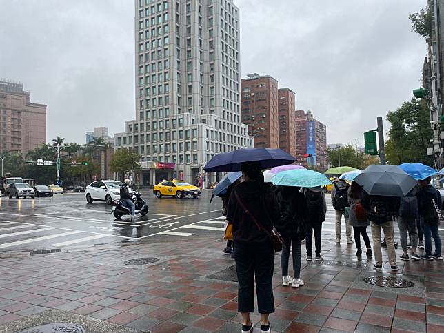 中央氣象局表示，今天隨著颱風沿東部海面北上，北部及東半部地區有短暫雨，外出要記得帶傘   圖：閻芝霖/攝