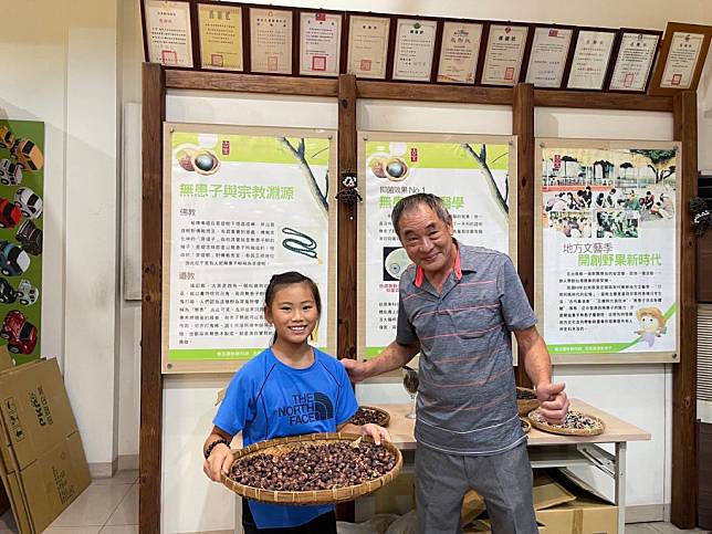 日本小五學生箱田有香（左）暑假來台南研究無患子，古寶董事長王高榮大喊讚。 （記者張淑娟攝）