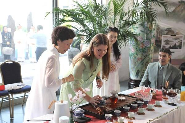 Guests experience Chinese tea culture and the charm of China's Hubei province at the 