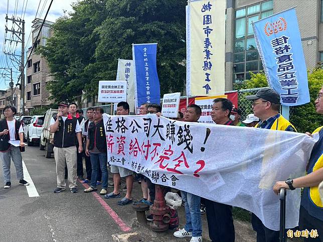 佳格企業工會成員們齊聚在佳格食品桃園市大園廠前抗議。(記者周敏鴻攝)