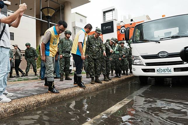 颱風凱米侵台，南部災情嚴重，國防部長顧立雄26日赴屏東了解國軍協助救災狀況。（軍聞社提供）