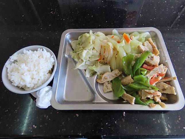 網友貼出綠島一餐160元的餐點。（圖／取自《爆怨公社》）