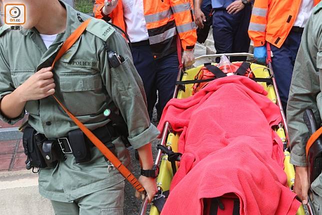 一名傷者當日送院時需要戴上頸箍及氧氣罩。
