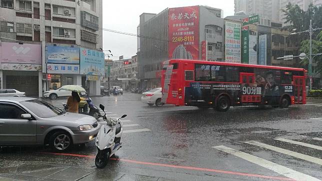 今天鋒面通過，各地有陣雨或雷雨，中央氣象局提醒民眾外出要帶傘。   圖：閻芝霖/提供