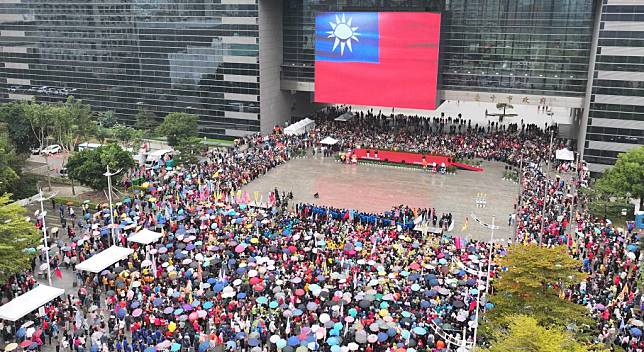 台中市政府在市府前廣場舉行元旦升旗典禮，逾二萬人參加。（記者陳金龍攝）