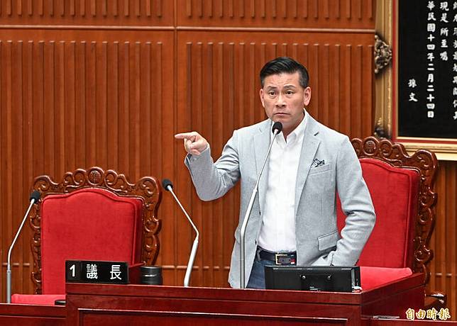 台北市議會議長多達7次打斷台北市長蔣萬安與議員簡舒培的對罵，最後也爆氣喊「可以了」。(記者田裕華攝)