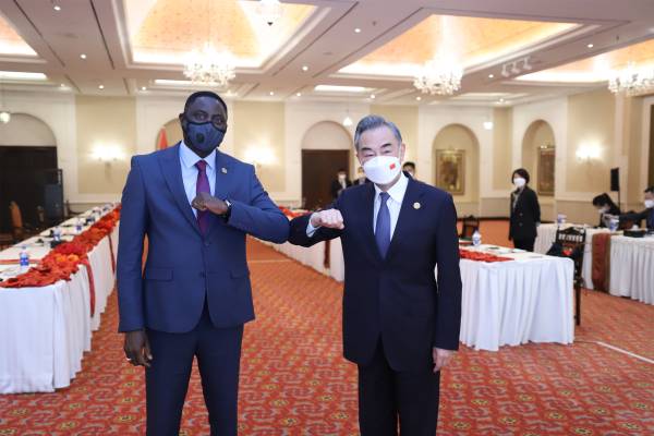 中國外交部長王毅（右）正在巴基斯坦出席伊斯蘭合作組織外長會議，圖為他與甘比亞外長會面。   圖：翻攝自中國外交部