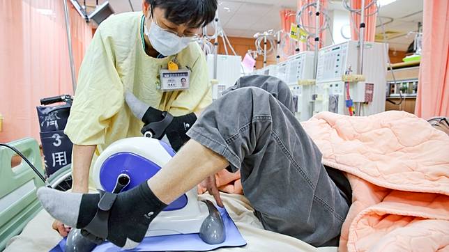 經過醫師評估後，即可在血液透析治療的同時，進行運動。圖為床上踩腳踏車運動。